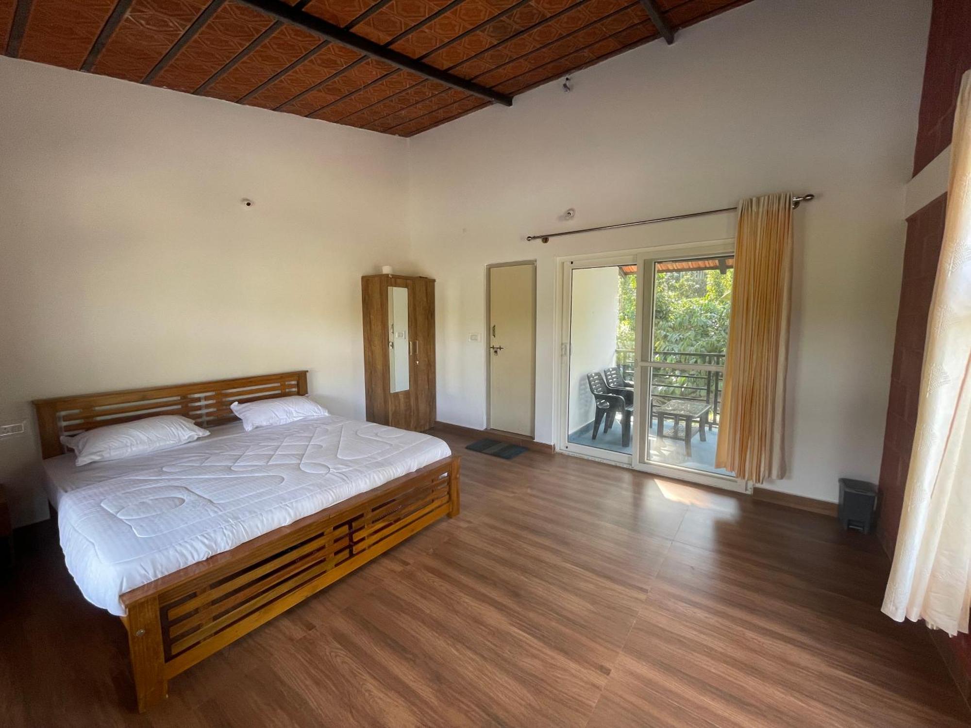Lake Ripples - Farmstay & Camping Ponnampet Buitenkant foto